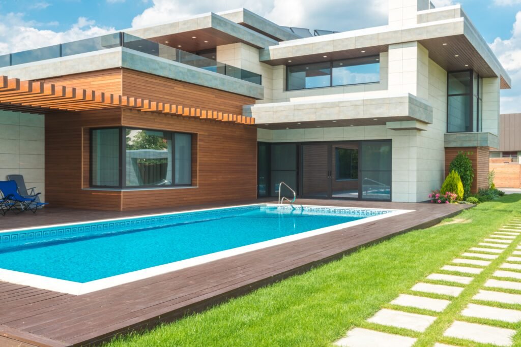 Reforma exterior de una vivienda con piscina. 